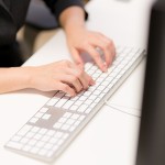 【キーボードを打つ女性の手】CSS_keywotukau1292500