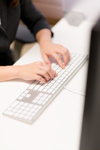 【キーボードを打つ女性の手】CSS_keywotukau1292500