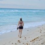 【海岸を歩く女性】a1180_007208