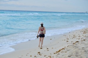 【海岸を歩く女性】a1180_007208