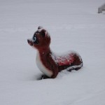 【雪の中のたぬきの置物】a0800_000383